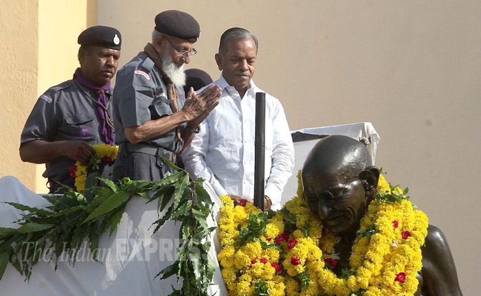 Gandhi Jayanti, #GandhiJayanti, Gandhi Jayanti 2015, Gandhi Jayanti Photos, Gandhi Jayanti pics, Mahatma Gandhi, M K Gandhi, mahatma gandhi birth anniversary, Narendra modi, Sonia Gandhi, Pranab Mukherjee, Arvind Kejriwal, L K Advani, Hamid Ansari, Venkaiah Naidu, Mahesh Sharma, Shiela Dixit, Indian Express