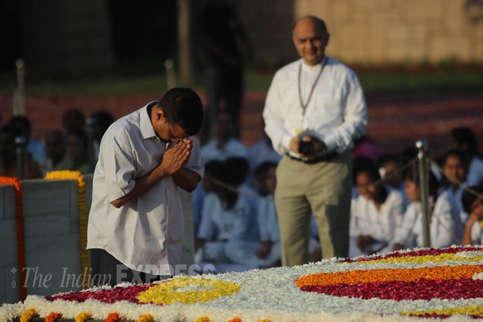 Gandhi Jayanti, #GandhiJayanti, Gandhi Jayanti 2015, Gandhi Jayanti Photos, Gandhi Jayanti pics, Mahatma Gandhi, M K Gandhi, mahatma gandhi birth anniversary, Narendra modi, Sonia Gandhi, Pranab Mukherjee, Arvind Kejriwal, L K Advani, Hamid Ansari, Venkaiah Naidu, Mahesh Sharma, Shiela Dixit, Indian Express