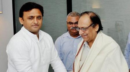 Akhilesh meets Ghulam Ali, says art and artists should not be linked to politics
