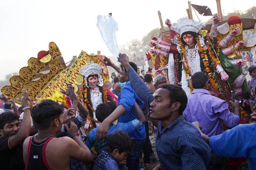 Durga Visarjan, Dussehra, Durga Puja, Navratri, Vermilion Play, Sindur Khela, Durga Visarjan pics, Durga Visarjan Photos, Durga Puja Festival, Durga Idols, Durga Puja Photos, Durga Pics