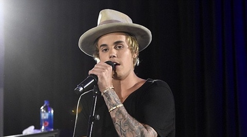 Justin Bieber plays impromptu gig during Bora Bora vacation