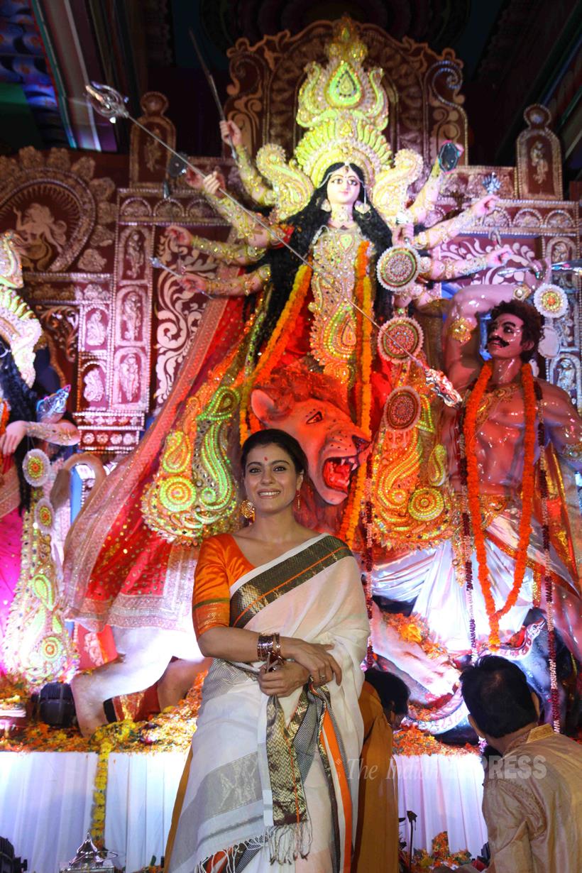 kajol, kajol durga puja, kajol tanishaa, kajol durga puja celebrations, kajol tanuja, kajol sister, kajol mother, tanuja, tanishaa mukerji, sharbani mukherji, anurag basu