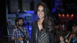Lisa haydon, lisa haydon boyfriend, who is lisa haydon boyfriend, thai pavillion, lisa haydon out for dinner, lisa haydon makes out at restaurant, lisa haydon kiss boyfriend, diana penty dines with lisa haydon, diana penty with boyfriend, entertainment news