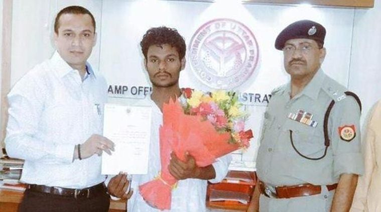 Muhammed Zaki being felicitated by District Magistrate and Senior Superintendent of Police for his deed 