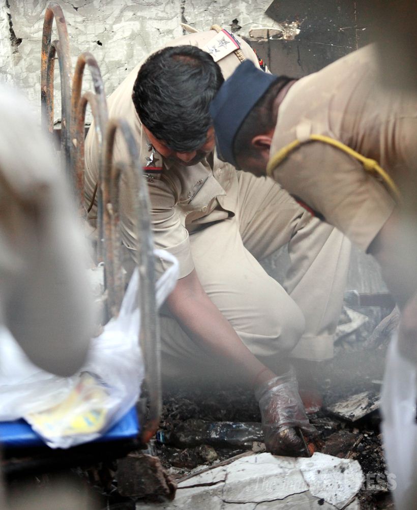 cylinder blast, Fire Broke Down, cylinder blast mumbai, 8 killed in blast, mumbai cylinder blast, 8 killed in cylinder blast, cylinder blast mumbai hotel, mumbai hotel cylinder blast, mumbai news, latest news mumbai
