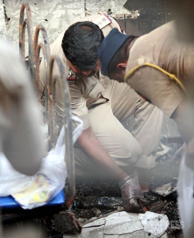 cylinder blast, Fire Broke Down, cylinder blast mumbai, 8 killed in blast, mumbai cylinder blast, 8 killed in cylinder blast, cylinder blast mumbai hotel, mumbai hotel cylinder blast, mumbai news, latest news mumbai