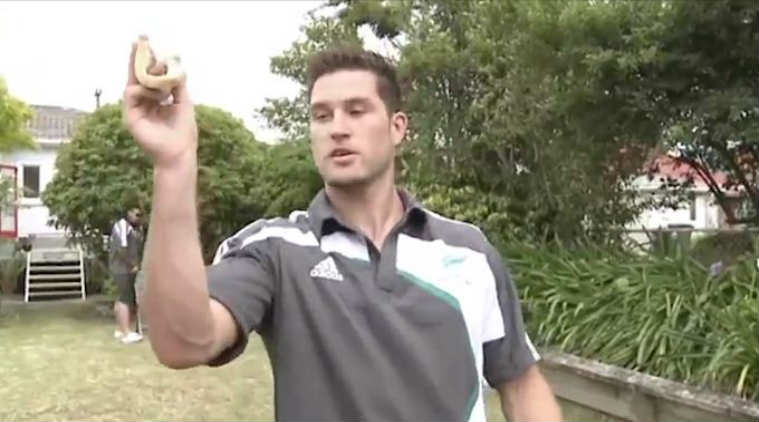 The player is catching a sausage which is being thrown at him by another standing behind him/ Source: Screenshot