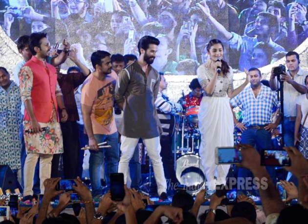 shahid kapoor, alia bhatt, shahid alia, shahid alia celebrates navratri, shahid kapoor pics, alia bhatt pics, shahid kapoor photos, alia bhatt photos, shahid kapoor images, alia images, shahid alia pics, latest photos of shahid kapoor, latest photos of alia bhatt, alia bhatt hot photos