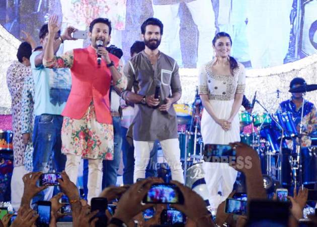 shahid kapoor, alia bhatt, shahid alia, shahid alia celebrates navratri, shahid kapoor pics, alia bhatt pics, shahid kapoor photos, alia bhatt photos, shahid kapoor images, alia images, shahid alia pics, latest photos of shahid kapoor, latest photos of alia bhatt, alia bhatt hot photos