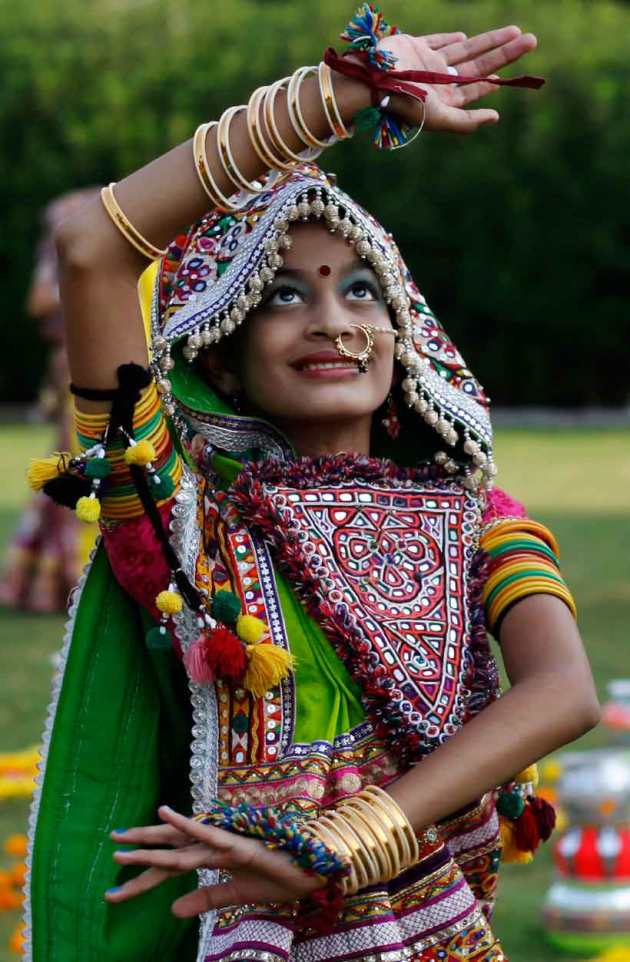 Gujarat painted in Navaratri colours as festivities begin | Picture ...