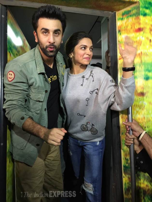 deepika padukone, ranbir kapoor, tamasha, imtiaz ali, deepika, ranbir, deepika padukone in train, deepika padukona train pictures, ranbir kapoor in train, ranbir kapoor train pictures, ranbir deepika train, deepika ranbir train pics, imtiaz deepika ranbir, entertainment, bollywood, tamasha