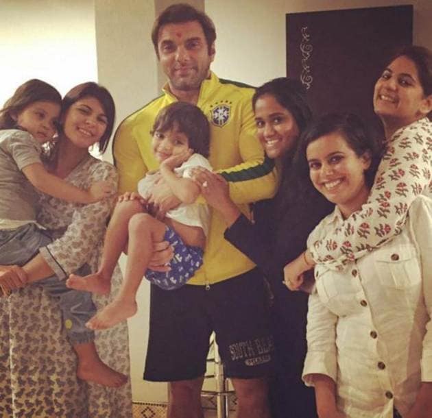 salman khan, salman khan's family, salman khan family members, salman khan father, salim khan, salman khan's mother, salman khan, sushila charak, helen, arbaaz khan, sohail khan, arpita khan, alvira khan, atul agnigotri, salman khan family pics, salman khan pics, entertainment, bollywood