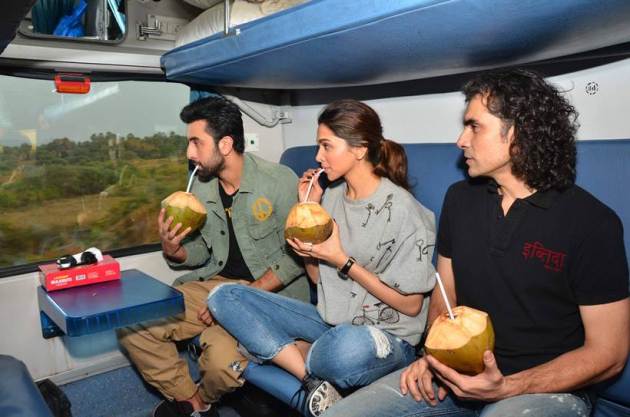 deepika padukone, ranbir kapoor, tamasha, imtiaz ali, deepika, ranbir, deepika padukone in train, deepika padukona train pictures, ranbir kapoor in train, ranbir kapoor train pictures, ranbir deepika train, deepika ranbir train pics, imtiaz deepika ranbir, entertainment, bollywood, tamasha