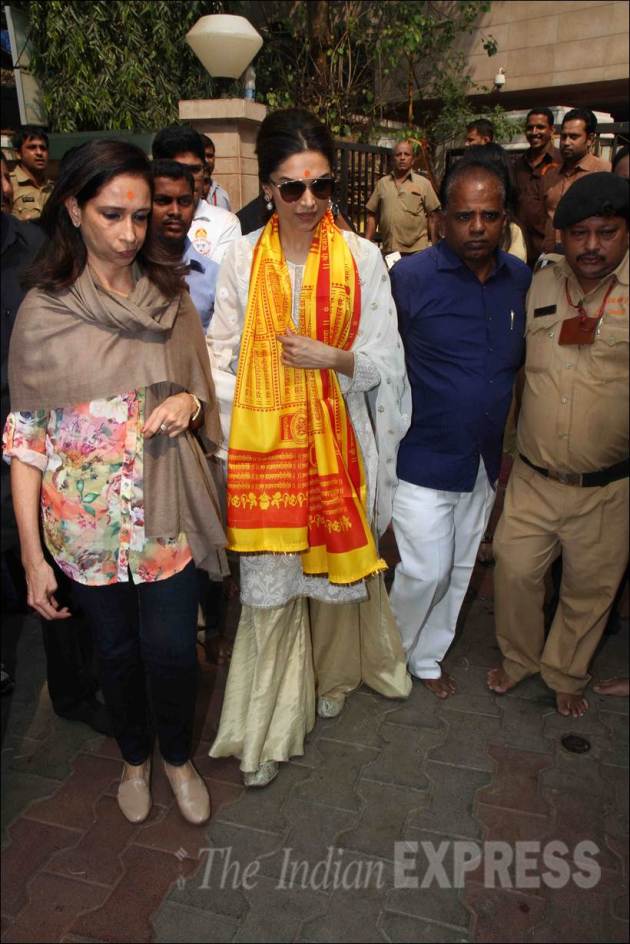 deepika padukone, deepika padukone pics, tamasha, deepika padukone at siddhivinayak temple, deepika padukone visits temple, deepika padukone mother, deepika padukone with mother, deepika padukone mother pics, deepika padukone tamasha, ranbir kapoor, entertainment, bollywood
