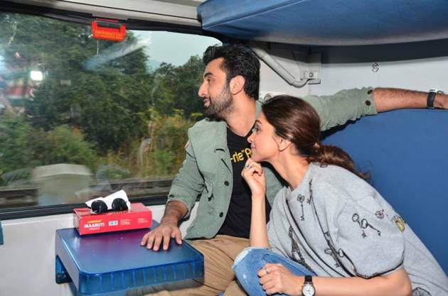 deepika padukone, ranbir kapoor, tamasha, imtiaz ali, deepika, ranbir, deepika padukone in train, deepika padukona train pictures, ranbir kapoor in train, ranbir kapoor train pictures, ranbir deepika train, deepika ranbir train pics, imtiaz deepika ranbir, entertainment, bollywood, tamasha
