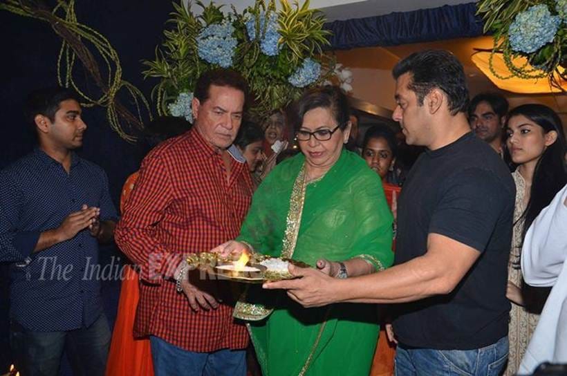 salman khan, salman khan's family, salman khan family members, salman khan father, salim khan, salman khan's mother, salman khan, sushila charak, helen, arbaaz khan, sohail khan, arpita khan, alvira khan, atul agnigotri, salman khan family pics, salman khan pics, entertainment, bollywood