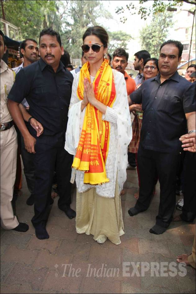 deepika padukone, deepika padukone pics, tamasha, deepika padukone at siddhivinayak temple, deepika padukone visits temple, deepika padukone mother, deepika padukone with mother, deepika padukone mother pics, deepika padukone tamasha, ranbir kapoor, entertainment, bollywood