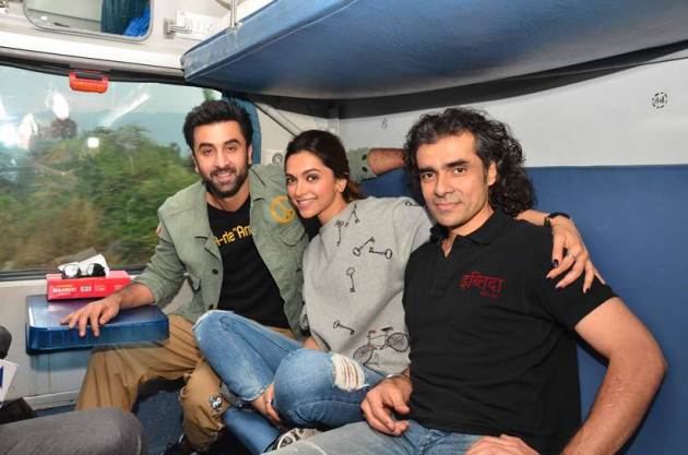 deepika padukone, ranbir kapoor, tamasha, imtiaz ali, deepika, ranbir, deepika padukone in train, deepika padukona train pictures, ranbir kapoor in train, ranbir kapoor train pictures, ranbir deepika train, deepika ranbir train pics, imtiaz deepika ranbir, entertainment, bollywood, tamasha
