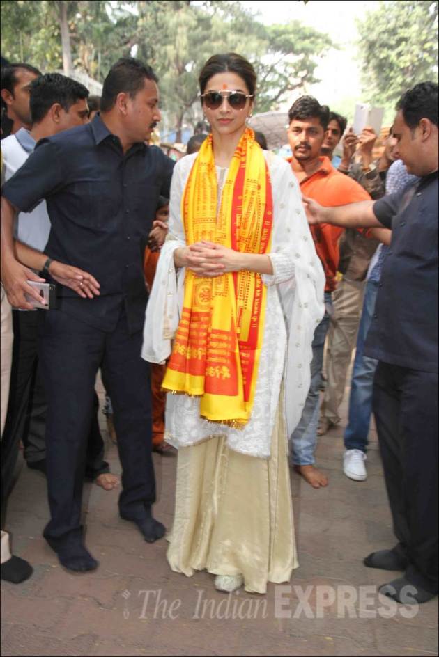 deepika padukone, deepika padukone pics, tamasha, deepika padukone at siddhivinayak temple, deepika padukone visits temple, deepika padukone mother, deepika padukone with mother, deepika padukone mother pics, deepika padukone tamasha, ranbir kapoor, entertainment, bollywood