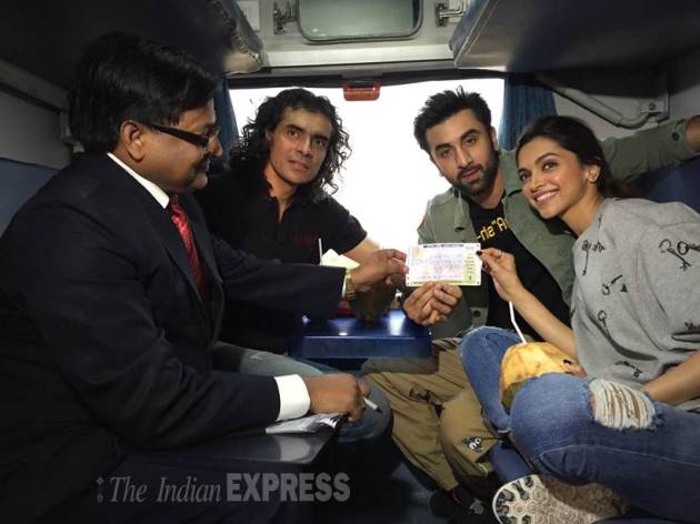 deepika padukone, ranbir kapoor, tamasha, imtiaz ali, deepika, ranbir, deepika padukone in train, deepika padukona train pictures, ranbir kapoor in train, ranbir kapoor train pictures, ranbir deepika train, deepika ranbir train pics, imtiaz deepika ranbir, entertainment, bollywood, tamasha