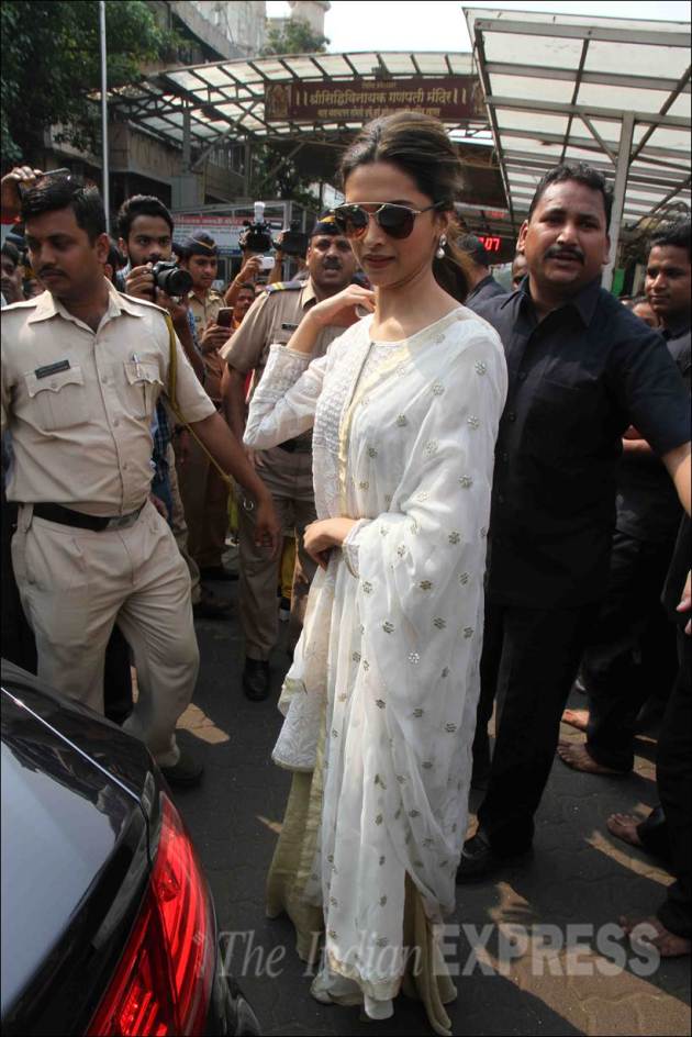 deepika padukone, deepika padukone pics, tamasha, deepika padukone at siddhivinayak temple, deepika padukone visits temple, deepika padukone mother, deepika padukone with mother, deepika padukone mother pics, deepika padukone tamasha, ranbir kapoor, entertainment, bollywood