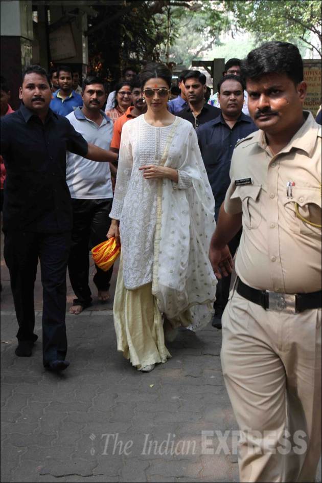 deepika padukone, deepika padukone pics, tamasha, deepika padukone at siddhivinayak temple, deepika padukone visits temple, deepika padukone mother, deepika padukone with mother, deepika padukone mother pics, deepika padukone tamasha, ranbir kapoor, entertainment, bollywood