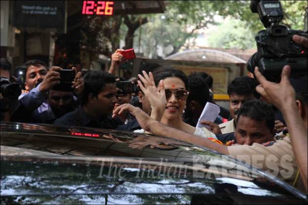 deepika padukone, deepika padukone pics, tamasha, deepika padukone at siddhivinayak temple, deepika padukone visits temple, deepika padukone mother, deepika padukone with mother, deepika padukone mother pics, deepika padukone tamasha, ranbir kapoor, entertainment, bollywood