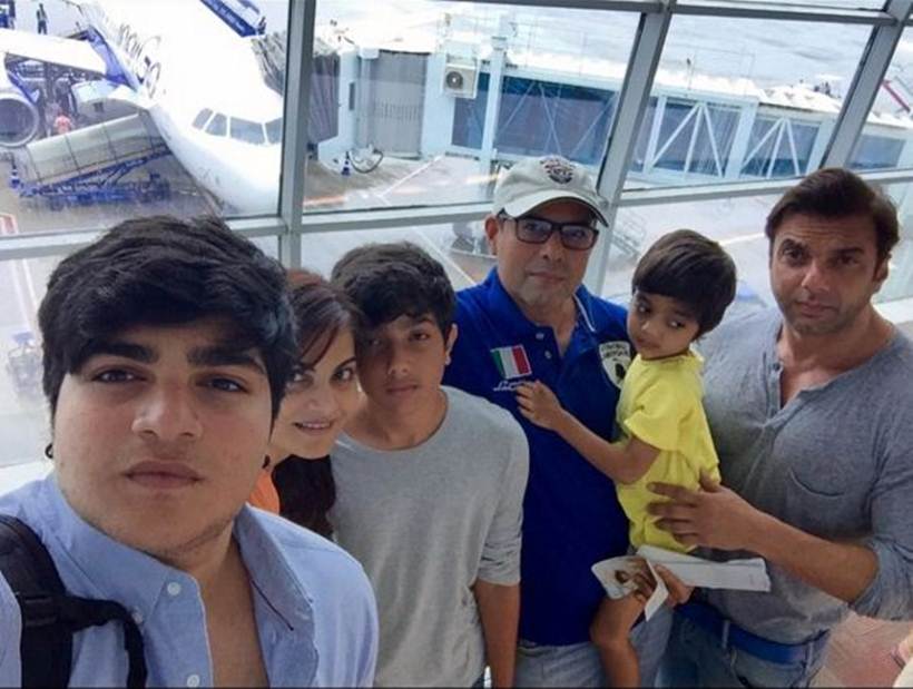 salman khan, salman khan's family, salman khan family members, salman khan father, salim khan, salman khan's mother, salman khan, sushila charak, helen, arbaaz khan, sohail khan, arpita khan, alvira khan, atul agnigotri, salman khan family pics, salman khan pics, entertainment, bollywood