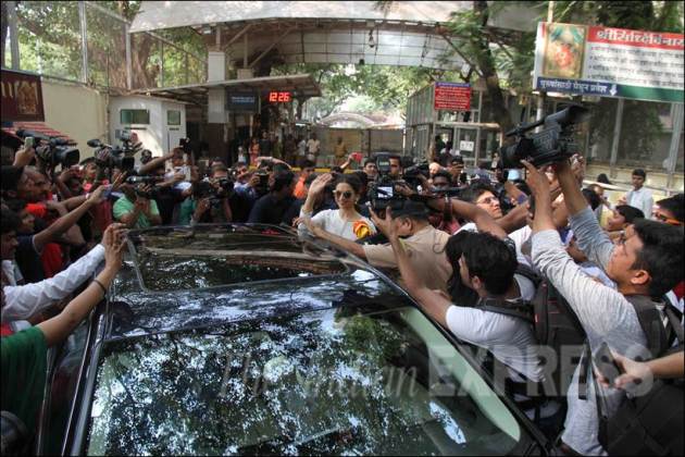 deepika padukone, deepika padukone pics, tamasha, deepika padukone at siddhivinayak temple, deepika padukone visits temple, deepika padukone mother, deepika padukone with mother, deepika padukone mother pics, deepika padukone tamasha, ranbir kapoor, entertainment, bollywood