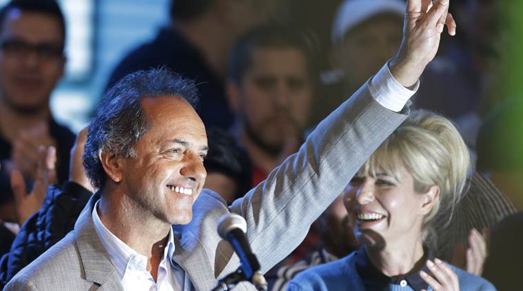Ruling party presidential candidate Daniel Scioli makes a victory sign during a closing campaign rally in La Matanza, in the outskirts of Buenos Aires, Argentina. (Source: AP photo)
