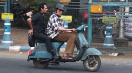 amitabh bachchan, nawazuddin siddiqui, amitabh bachchan pics, amitabh bachchan on scooter, amitabh bachchan scooter pics, nawazuddin siddiqui scooter, nawazuddin scooter pics, amitabh bachchan nawazuddin, te3n, entertainment, big b, big b pics, big b pictures, bollywood