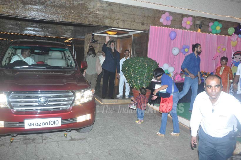 Aaradhay Bachchan, Abhishek Bachchan, Aishwarya Rai Bachchan, Amitabh bachchan, Jaya Bachchan, Shweta Nanda, Kunal Kapoor, Shilpa Shetty, Raj Kundra, Viaan Kundra, Nitara Khanna, Neelam Kothari, Sonali Kulkarni, Konkana Sen Sharma, Tara Sharma, Sonali Bendre, Raveena Tandon, Genelia D'Souza, Riteish Deshmukh, bollywood, entertainment