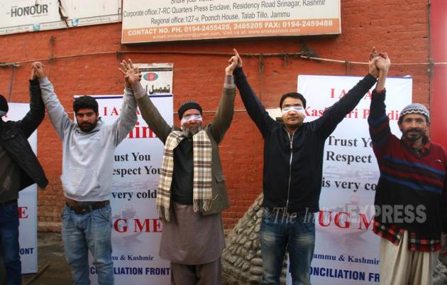 Kashmiri Pandit, Hug Campaign, Jammu and Kashmir, tolerance, Brotherhood, Interfaith Dialogue, Sandeep Mawa, Blindfolded Kashmiri Pandit, Kashmiri Pandit invites hugs, Promote Brotherhood, Kashmir News, Jammu News, Jammu and Kashmir news, Srinagar news