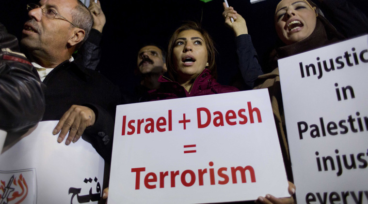 Palestinian activists chant anti U.S. slogans while protesting against the visit of U.S. Secretary of State John Kerry to the West Bank during his meeting with the Palestinian President Mahmoud Abbas, in Ramallah, Tuesday, Nov. 24, 2015. (AP photo)