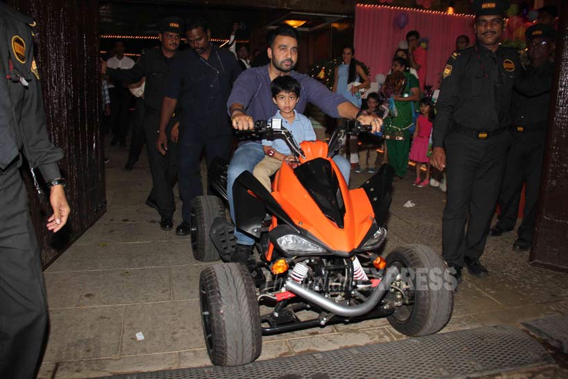 Aaradhay Bachchan, Abhishek Bachchan, Aishwarya Rai Bachchan, Amitabh bachchan, Jaya Bachchan, Shweta Nanda, Kunal Kapoor, Shilpa Shetty, Raj Kundra, Viaan Kundra, Nitara Khanna, Neelam Kothari, Sonali Kulkarni, Konkana Sen Sharma, Tara Sharma, Sonali Bendre, Raveena Tandon, Genelia D'Souza, Riteish Deshmukh, bollywood, entertainment