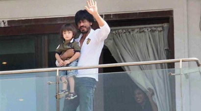 Shah Rukh Khan meets fans outside Mannat, is accompanied by son AbRam ...