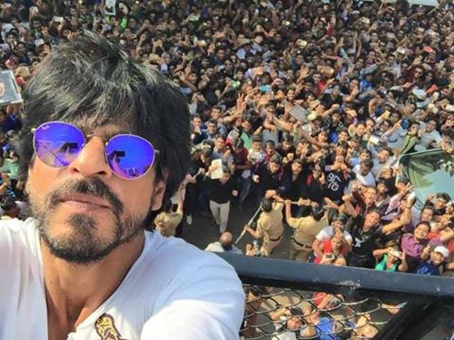 shah rukh khan, srk birthday, srk birthday pics, birthday pics of shah rukh khan, shah rukh khan birthday pics, shah rukh khan birthday pictures, shah rukh khan birthday, shah rukh khan birthday photos, salman khan, shah rukh khan turns 50, shah rukh khan at 50, entertainment, bollywood
