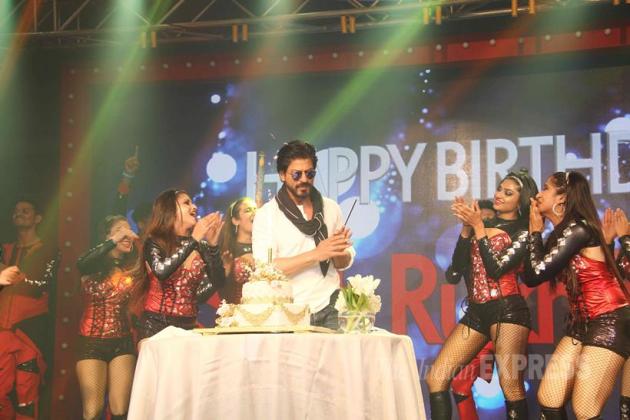 Shah Rukh Khan cuts cake with the scribes on 50th birthday ...