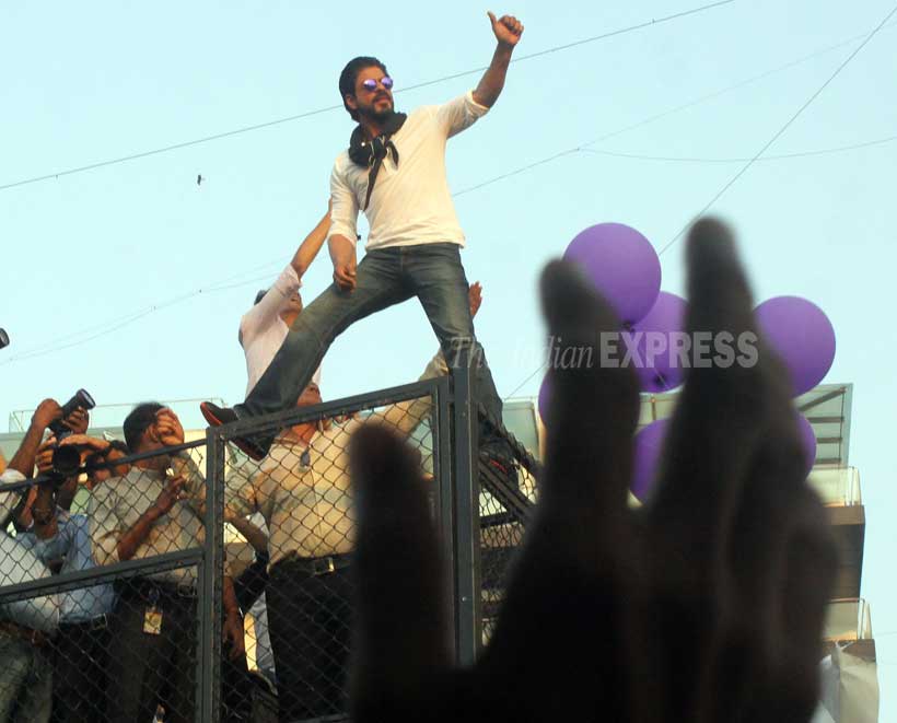 shah rukh khan, srk birthday, srk birthday pics, birthday pics of shah rukh khan, shah rukh khan birthday pics, shah rukh khan birthday pictures, shah rukh khan birthday, shah rukh khan birthday photos, salman khan, shah rukh khan turns 50, shah rukh khan at 50, entertainment, bollywood