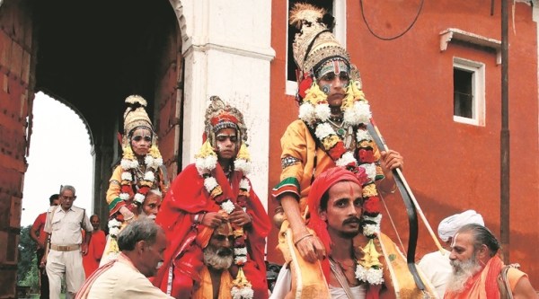 RAM Laxman and Sita leaving for the Ramlila at Ramnagar, Varanasi. Express photo by Renuka Puri.