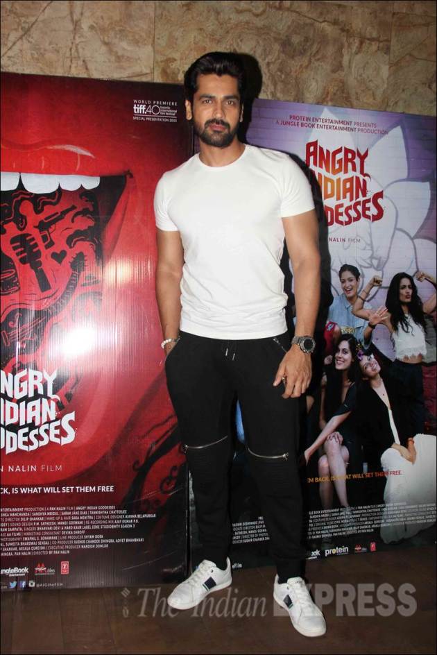 Veteran actress Waheeda Rehman along with actor Arshad Warsi and his wife Maria Goretti and the cast of 'Angry Indian Goddesses' including Sandhya Mridul, Anushka Manchanda, Rajshri Deshpande watched the film in Monday (November 30).Waheeda Rehman poses with 'Angry Indian Goddesses' actor Sandhya Mridul.