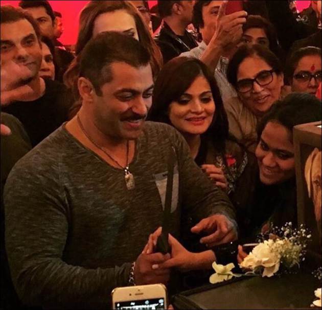 salman khan, salman khan birthday, happy birthday salman khan, salman khan pics, salman khan pictures, salman khan birthday bash, salman khan birthday party, iulia vantur, salman khan birthday party pics, sophie choudry, salman khan birthday photos, salman khan news, entertainment