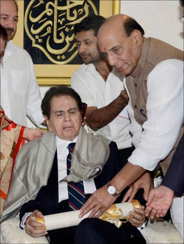 dilip kumar, saira bano, padma vibhusham, dilip kumar padma vibhushan, decendra fadnavis, rajnath singh, dilip kumar pics, dilip kumar saira bano pics, dilip kumar pictures, dilip kumar photos, dilip kumar rajnath singh pics, entertainment, bollywood
