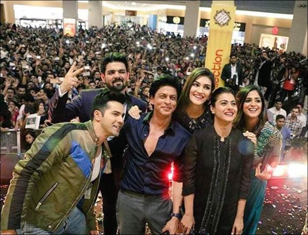 shah rukh khan, kajol, srk, kajol srk, varun dhawan, kriti sanon, varun, kriti, varun kriti, srk pics, srk in dubai, kajol pics, kajol in dubai, varun dhawan pics, varun in dubai, entertainment news, bollywood pics, dilwale, dilwale cast, dilwale cast pics, dilwale in dubai