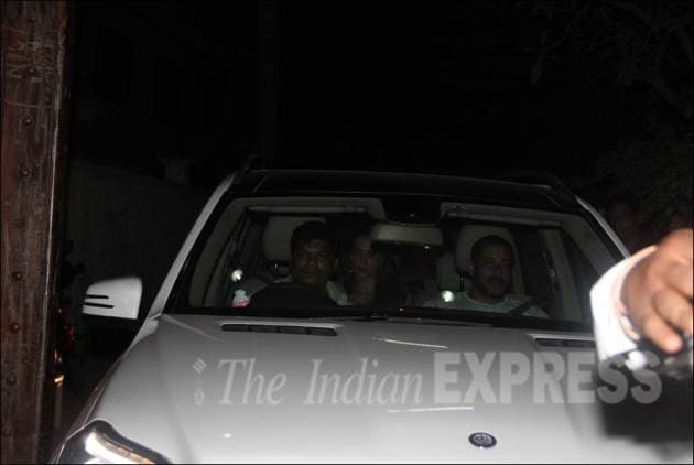 salman khan, varund hawan, salman, slaman khan pics, salman khan varun dhawan, rohit dhawan, kabir khan, david dhawan, varun dhawan pics, salman khan at varun dhawan's house, salman pics, entertainment