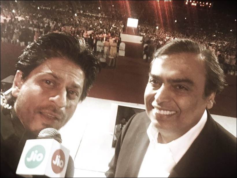 shah rukh khan, reliance jio, srk, srk at reliance jio launch, reliance 4g, 4g, mukesh ambani, nita ambani, akash ambani, anant ambani, reliance jio srk, reliance jio launch, reliance jio launch pics, srk reliance jio launch pics, shah rukh khan pictures, srk mukesh ambani selfie, entertainment