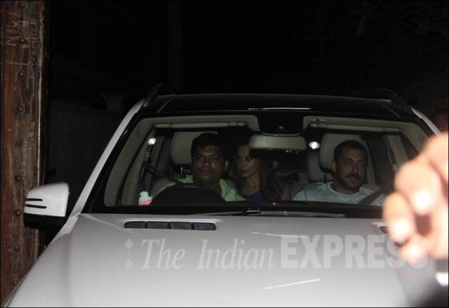 salman khan, varund hawan, salman, slaman khan pics, salman khan varun dhawan, rohit dhawan, kabir khan, david dhawan, varun dhawan pics, salman khan at varun dhawan's house, salman pics, entertainment