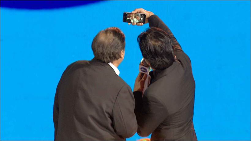 shah rukh khan, reliance jio, srk, srk at reliance jio launch, reliance 4g, 4g, mukesh ambani, nita ambani, akash ambani, anant ambani, reliance jio srk, reliance jio launch, reliance jio launch pics, srk reliance jio launch pics, shah rukh khan pictures, srk mukesh ambani selfie, entertainment