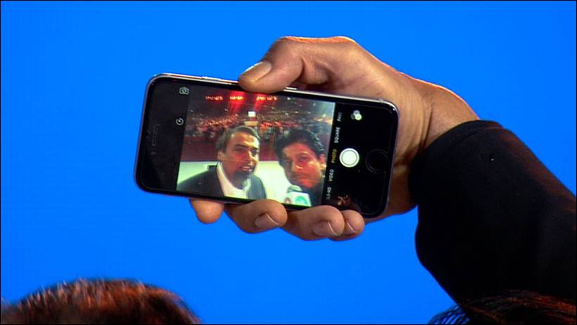 shah rukh khan, reliance jio, srk, srk at reliance jio launch, reliance 4g, 4g, mukesh ambani, nita ambani, akash ambani, anant ambani, reliance jio srk, reliance jio launch, reliance jio launch pics, srk reliance jio launch pics, shah rukh khan pictures, srk mukesh ambani selfie, entertainment