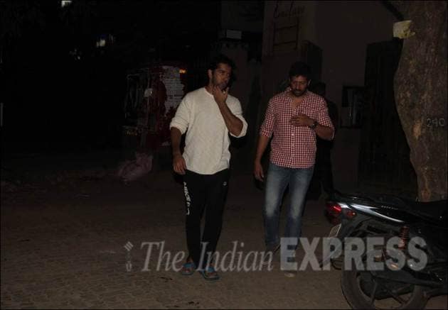 salman khan, varund hawan, salman, slaman khan pics, salman khan varun dhawan, rohit dhawan, kabir khan, david dhawan, varun dhawan pics, salman khan at varun dhawan's house, salman pics, entertainment